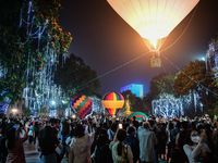 Phố đi bộ Hà Nội chật kín người xem khinh khí cầu