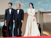 Thang Duy diện váy xẻ ngực trên thảm đỏ Cannes 2022