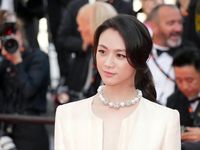 Thang Duy diện váy xẻ ngực trên thảm đỏ Cannes 2022