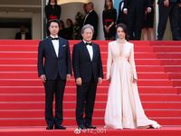 Thang Duy diện váy xẻ ngực trên thảm đỏ Cannes 2022