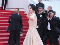 Thang Duy diện váy xẻ ngực trên thảm đỏ Cannes 2022