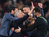 Mourinho bật khóc trong ngày lập kỷ lục vô tiền khoáng hậu