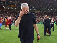 Mourinho bật khóc trong ngày lập kỷ lục vô tiền khoáng hậu