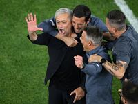 Mourinho bật khóc trong ngày lập kỷ lục vô tiền khoáng hậu