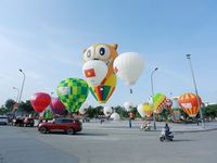 Hà Tĩnh: Người dân háo hức 'đội nắng' xem biểu diễn khinh khí cầu