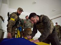 Tổng thống Zelensky tới tiền tuyến miền Đông động viên binh sĩ