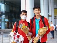 Thầy trò HLV Gong Oh-kyun 'nghẹt thở' trong vòng vây người hâm mộ