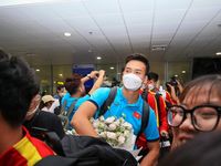 Thầy trò HLV Gong Oh-kyun 'nghẹt thở' trong vòng vây người hâm mộ