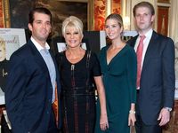 Ivanka Trump tưởng nhớ mẹ đẻ vừa qua đời