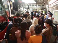 Nghỉ lễ 2/9: Người dân chủ động đến bến xe về quê sớm