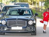 Dàn sao MU đến sân tập, Ronaldo có hành động bất ngờ
