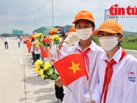 Những chuyến xe đầu tiên 'thông tuyến' cao tốc Vân Đồn - Móng Cái