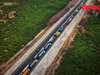Những chuyến xe đầu tiên 'thông tuyến' cao tốc Vân Đồn - Móng Cái