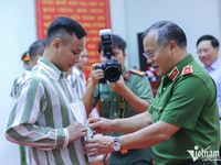 Niềm vui đoàn tụ trong ngày được đặc xá