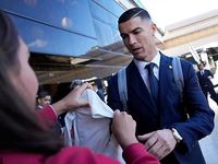Ronaldo bảnh bao đặt chân đến Qatar dự World Cup 2022