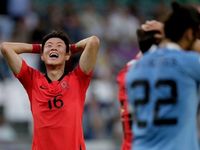 Hàn Quốc và Uruguay chia điểm trong trận đầu ra quân
