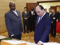 Chủ tịch nước Nguyễn Xuân Phúc chủ trì tiệc chiêu đãi chào mừng Tổng thống Uganda