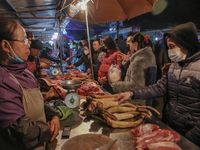 Tấp nập phiên chợ 'cả năm chỉ họp một lần' tại Nam Định