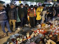 Tấp nập phiên chợ 'cả năm chỉ họp một lần' tại Nam Định