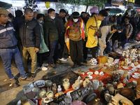 Tấp nập phiên chợ 'cả năm chỉ họp một lần' ở tỉnh Nam Định