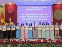 Tuyên dương, khen thưởng học sinh, giáo viên đạt thành tích