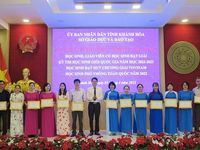 Tuyên dương, khen thưởng học sinh, giáo viên đạt thành tích