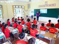 Học sinh xứ Nghệ căng mình ôn thi trong nắng nóng hơn 40 độ