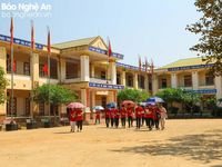 Học sinh xứ Nghệ căng mình ôn thi trong nắng nóng hơn 40 độ