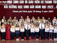 Thành phố Vinh tuyên dương hơn 300 giáo viên và học sinh có thành tích cao trong học tập