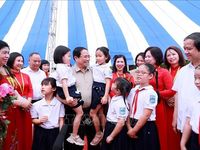 Thủ tướng Phạm Minh Chính thăm trẻ em có hoàn cảnh đặc biệt khó khăn tại Hà Nội
