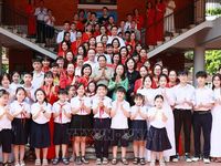 Thủ tướng Phạm Minh Chính thăm trẻ em có hoàn cảnh đặc biệt khó khăn tại Hà Nội