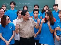 Thủ tướng Phạm Minh Chính thăm trẻ em có hoàn cảnh đặc biệt khó khăn tại Hà Nội
