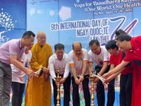 Hơn 1.000 người tham gia sự kiện Ngày Quốc tế Yoga trên phố đi bộ Hồ Gươm