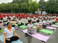 Hơn 1.000 người tham gia sự kiện Ngày Quốc tế Yoga trên phố đi bộ Hồ Gươm