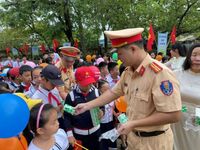 Cảnh sát giao thông toàn quốc 'tiếp sức' học sinh đến trường ngày khai giảng