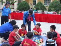 Đoàn Khối Cơ quan - Doanh nghiệp tỉnh tặng quà Trung thu cho thiếu nhi xã Tung Chung Phố