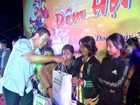 Lung linh 'Đêm hội trăng rằm' với trẻ em nghèo huyện Đak Đoa