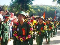 Xúc động cảnh người thân bịn rịn chia tay tân binh ngày nhập ngũ