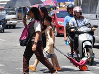 Người dân châu Á gồng mình chống chọi nắng nóng bất thường