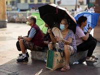 Người dân châu Á gồng mình chống chọi nắng nóng bất thường