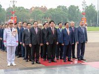 Lãnh đạo Đảng, Nhà nước cùng các đại biểu Quốc hội vào Lăng viếng Chủ tịch Hồ Chí Minh
