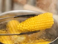 Luộc ngô nhớ cho chút bột này, ngô sẽ ngọt và dẻo thơm đặc biệt