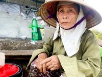 Diêm dân xót xa vì 'giá xuống thấp, bán 1kg muối không mua được cốc trà đá'