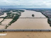 Toàn cảnh khu vực một số cây cầu bắc qua sông Hồng khi mực nước đang dâng cao