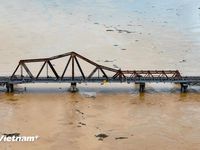 Toàn cảnh khu vực một số cây cầu bắc qua sông Hồng khi mực nước đang dâng cao