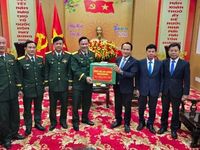 Động viên cán bộ, chiến sĩ, công nhân viên trực giao thừa