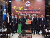 Động viên cán bộ, chiến sĩ, công nhân viên trực giao thừa