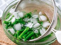 9 mẹo giúp luộc rau xanh mướt, giòn ngon, không thâm đen