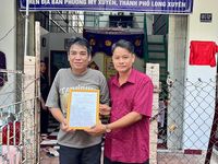 TP. Long Xuyên bàn giao 7 căn nhà thuộc chương trình 'Xóa nhà tạm, nhà dột nát' và nhà Đại đoàn kết