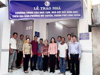 TP. Long Xuyên bàn giao 7 căn nhà thuộc chương trình 'Xóa nhà tạm, nhà dột nát' và nhà Đại đoàn kết
